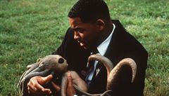 Snímek Mui v erném (1997). Will Smith drí mimozemské dít.