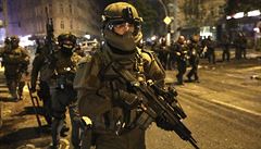 Nmecké zvlátní jednotky v ulicích Hamburku.