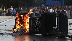 Do násilností se zapojila jen menina demonstrant.