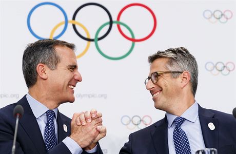 Zleva: starosta Los Angeles Eric Garcetti a Casey Wasserman, f olympijsk...