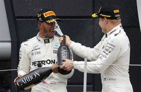 Lewis Hamilton (vlevo) pijímá gratulace od Valtteriho Bottase.