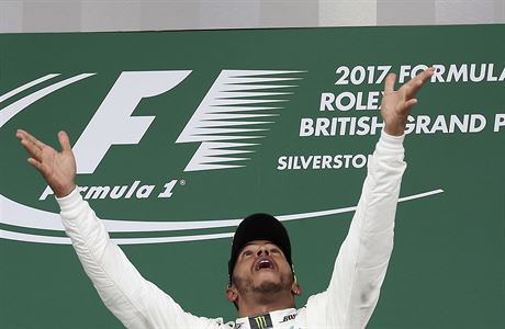 Lewis Hamilton slav vtzstv na okruhu v Silverstone.