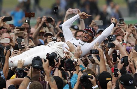 Lewis Hamilton slaví vítzství na okruhu v Silverstone.