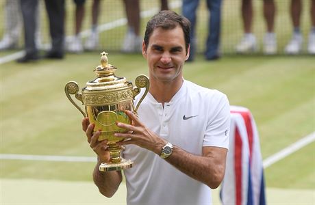 Wimbledon 2017: Roger Federer poosmé slaví s milovanou trofejí.