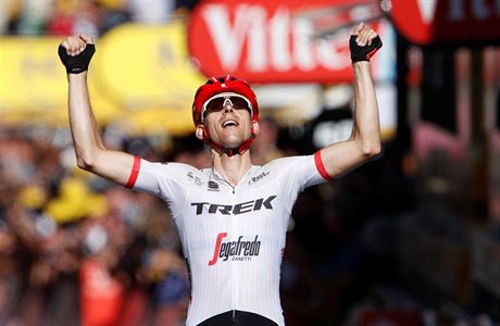 Bauke Mollema slaví vítzství v 15. etap Tour de France 2017.