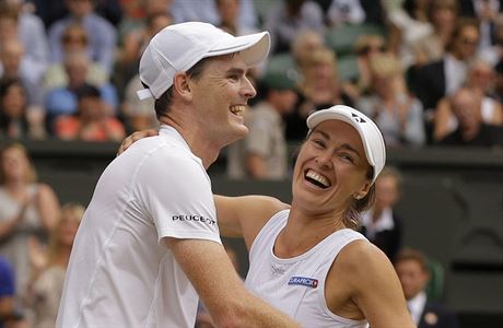 Wimbledon 2017: Jamie Murray a Martina Hingisová slaví.