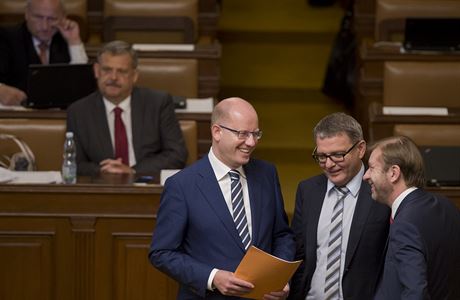 Zleva premiér Bohuslav Sobotka, ministr zahraniních vcí Lubomír Zaorálek a...