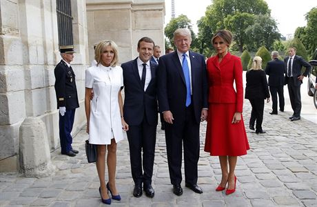 Emmanuel Macron se svou enou Brigitte a Donald Trump a prvn dma Melania.