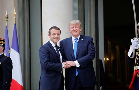 Emmanuel Macron vítá Donalda Trumpa v Elysejském paláci v Paíi.
