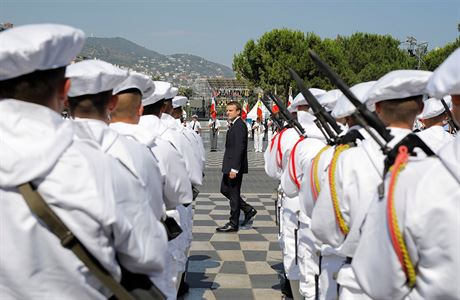 Francouzsk prezident Emmanuel Macron kontroluje vojky pi vro toku v Nice.