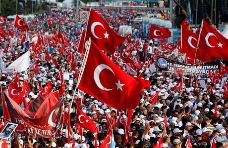 Turecko si dnes pipomn prvn vro nezdaenho pue proti reimu prezidenta...