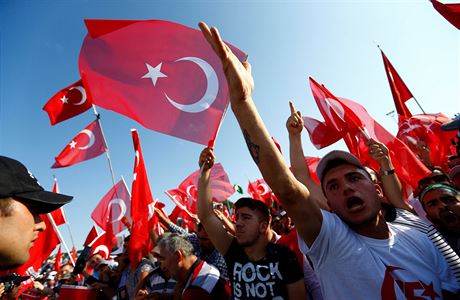 "Uplynul práv rok od nejtemnjí a nejdelí turecké noci, která se nakonec...