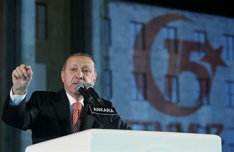 Prezident Erdogan ocenil úsilí civilist bhem odporu proti pui. Zrádce slíbil...