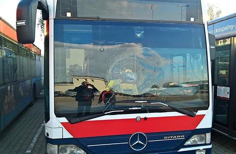 Autobus Dopravního podniku Mladé Boleslavi zniený devtaticetiletým vandalem.