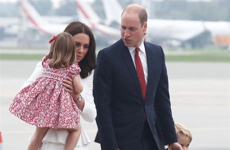 Princ William a jeho ena vévodkyn Kate s malou Charlotte a Georgem.