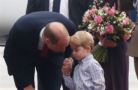 Princ William se synem Georgem pi pletu na vojensk letit ve Varav.
