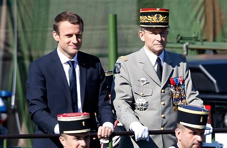 Prezidentem Emmanuel Macron (vlevo) a bývalý áčelník generálního štábu...