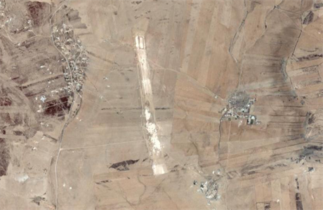 Satelitní snímek utajené americké základny u syrského Kobani v mobilní verzi...