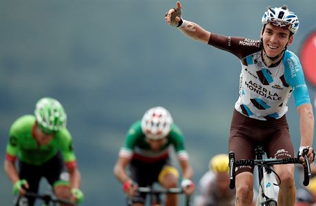 Romain Bardet se raduje z triumfu ve 12. etap Tour de France.
