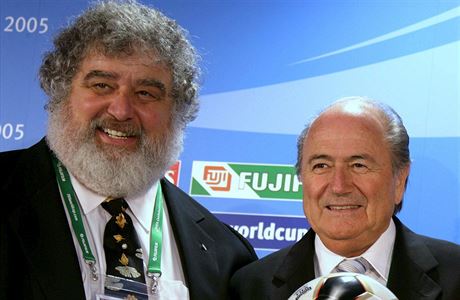 Prezident svtové fotbalové federace Sepp Blatter (vpravo) a dlouholetý len...