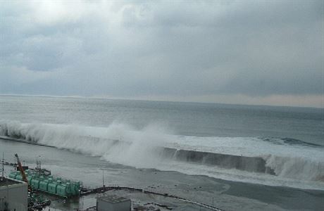 Tsunami zaplavuje arel elektrrny Fukuima. Nov snmky zveejnila spolenost...