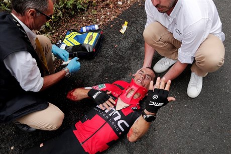 Omlácený Richie Porte v péi zdravotník.