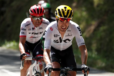 Mikel Landa (vpedu) a Alberto Contador v úniku ve 13. etap Tour de France...