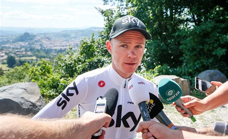 Chris Froome se o volném dni nevyhnul mediálním povinnostem.