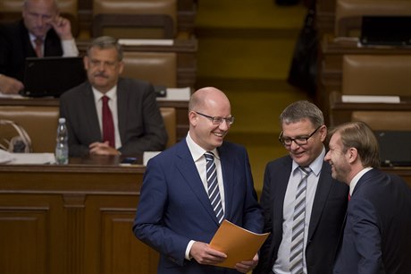 Zleva premiér Bohuslav Sobotka, ministr zahraniních vcí Lubomír Zaorálek a...