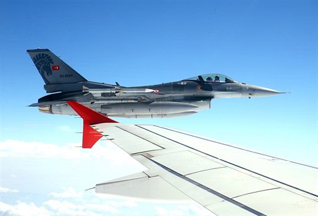 Turecká stíhačka F-16, která doprovázela prezidenta Erdogana při cestě do...