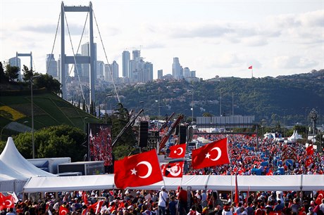 Ze zosnování pue turecké vedení obviuje duchovního Fethullaha Gülena, ten to...