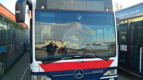 Autobus Dopravního podniku Mladé Boleslavi zniený devtaticetiletým vandalem.