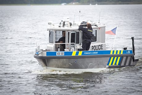 Policie kontrolující poádek na vodních plochách.