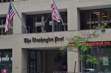 Prelí budovy The Washington Post na 15th Street íslo 1150.