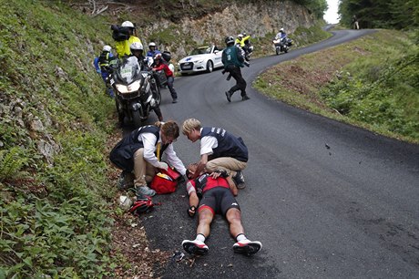 Richie Porte je jedním z ady cyklist, které museli bhem nedlní etapy...