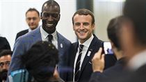 Francouzský prezident Emmanuel Macron a bývalý americký sprinter Michael...