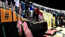 Zničená zeď na stadionu v senegelském Dakaru, kde zemřelo devět lidí.