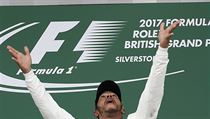 Lewis Hamilton slav vtzstv na okruhu v Silverstone.