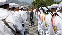 Francouzsk prezident Emmanuel Macron kontroluje vojky pi vro toku v Nice.
