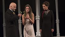 Inscenace Hamlet. Hynek ermk, Veronika Mackov a Lenka Vlaskov.