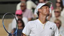 Tom Berdych odvrac zrak po nepovedenm mku.