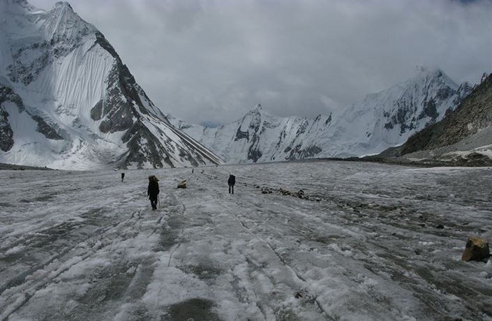 Sledujeme dobrodru�nou cestu �pi�kového �eského lezce Marka Hole�ka a jeho...