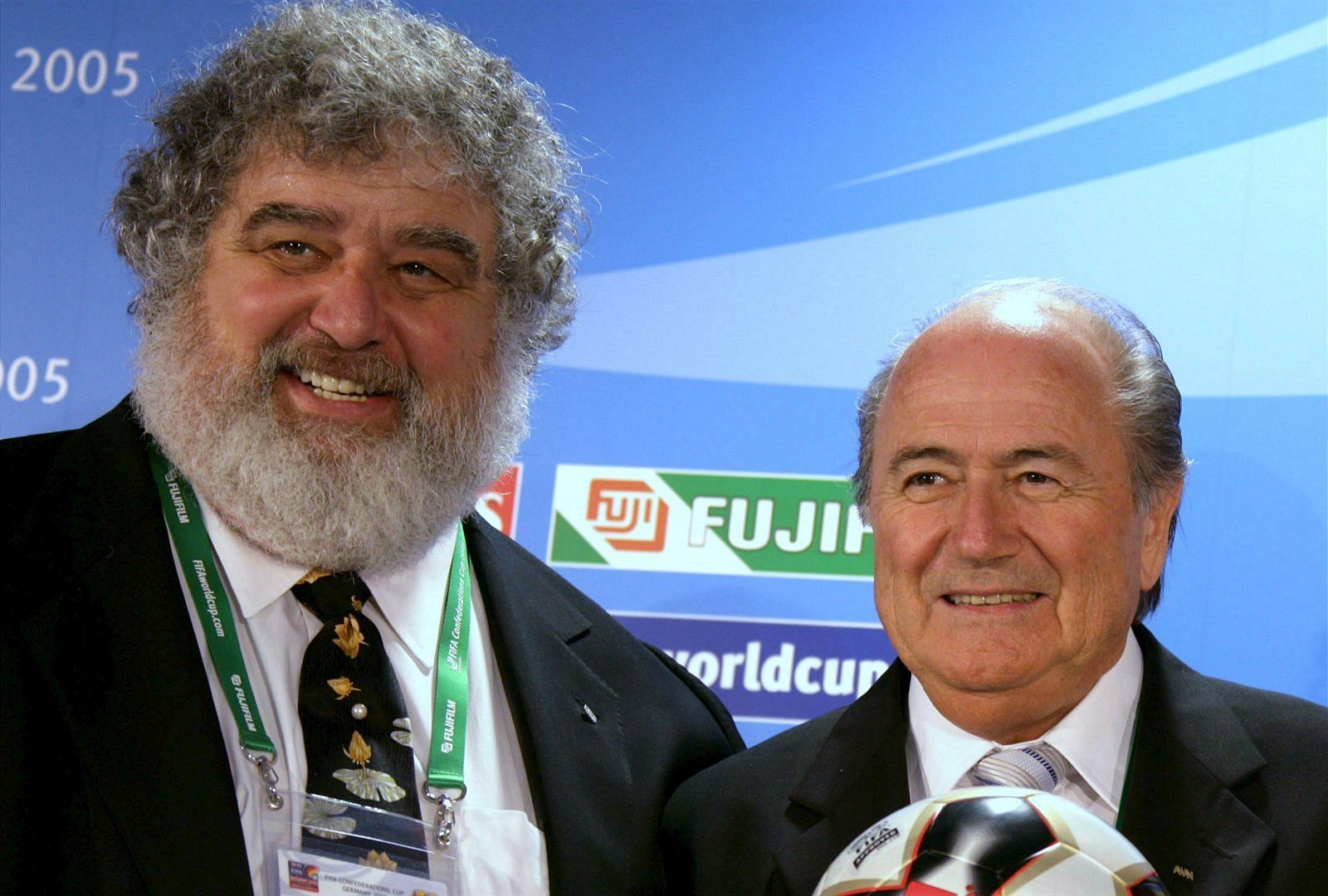 Prezident sv�tové fotbalové federace Sepp Blatter (vpravo) a dlouholetý �len...
