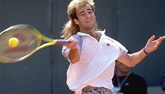 Pankáč Agassi dřív hrál ve Wimbledonu v riflových šortkách. Teď si ho oblíbil