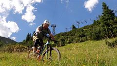 Kdo na kolo píli není, ocení v Bikeparku Innsbruck teba sjezd na kárách,...