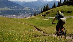 Kdo na kolo píli není, ocení v Bikeparku Innsbruck teba sjezd na kárách,...