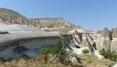 Jiný pohled na skalní útvary u Göreme v Turecku, bylo to úasný místo