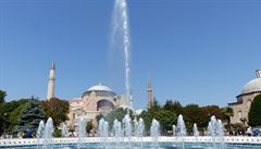 Turecko, Istanbul a krásná fontána mezi HAgia Sofia a Modrou meitou
