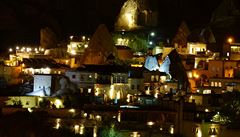 Turecko, Cappadocia a noní krásn osvtlené Göreme