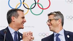 Zleva: starosta Los Angeles Eric Garcetti a Casey Wasserman, éf olympijské...